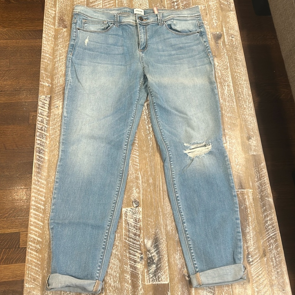 Sneak Peek sexy boyfriend fit jeans